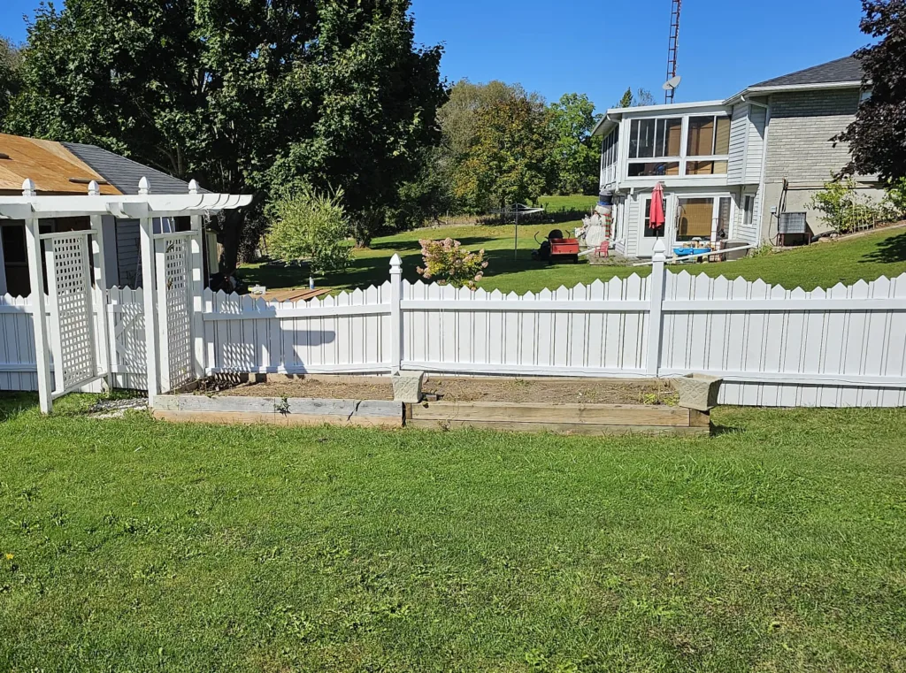 vinyl fence by Peterborough Fences